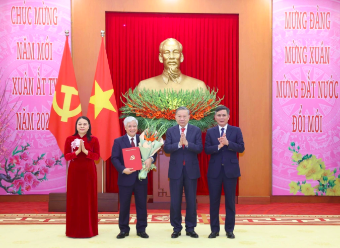 Tổng Bí thư Tô Lâm trao Quyết định về thành lập Đảng bộ, tổ chức bộ máy, chức năng nhiệm vụ và chỉ định Bí thư, các Phó Bí thư Đảng ủy Mặt trận Tổ quốc Việt Nam, các đoàn thể Trung ương nhiệm kỳ 2020-2025 (Ảnh: TTXVN).