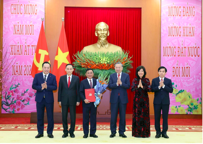 Tổng Bí thư Tô Lâm trao Quyết định thành lập Đảng bộ, tổ chức bộ máy, chức năng nhiệm vụ và chỉ định Bí thư, các Phó Bí thư Đảng ủy các cơ quan Đảng Trung ương nhiệm kỳ 2020-2025 (Ảnh: TTXVN).