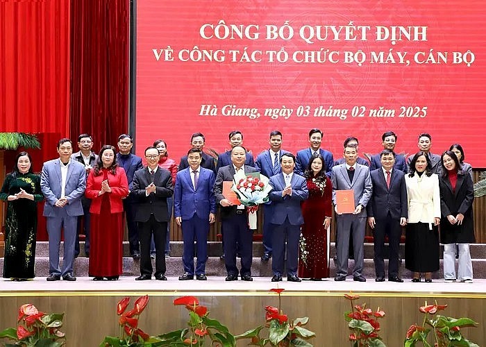 Hà Giang công bố các Quyết định về tổ chức bộ máy, công tác cán bộ Hà Giang công bố các Quyết định về tổ chức bộ máy, công tác cán bộ