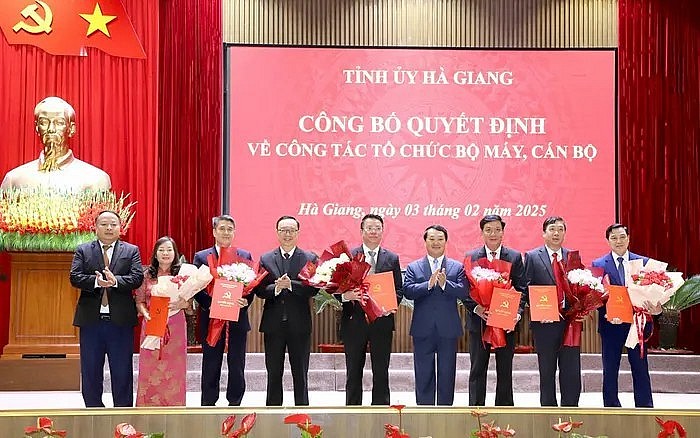 Hà Giang công bố các Quyết định về tổ chức bộ máy, công tác cán bộ Hà Giang công bố các Quyết định về tổ chức bộ máy, công tác cán bộ