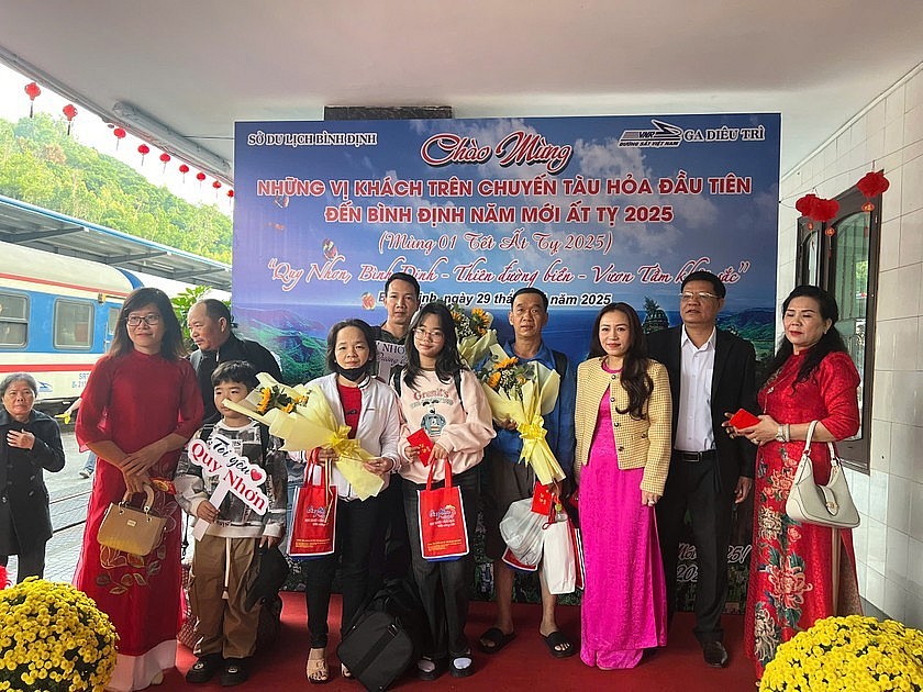 Ga Diêu Trì tổ chức lễ đón những vị khách du lịch đầu tiên trên chuyến tàu hỏa đến Bình Định nhân dịp năm mới Ất Tỵ 2025.