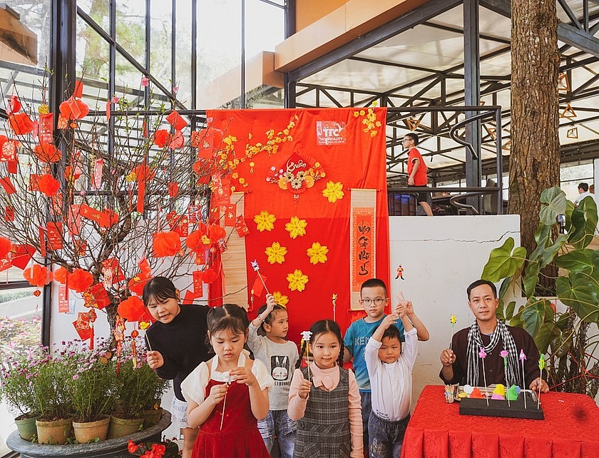 Du khách check - in tại khu du lịch TTC World - Thung Lũng Tình Yêu.