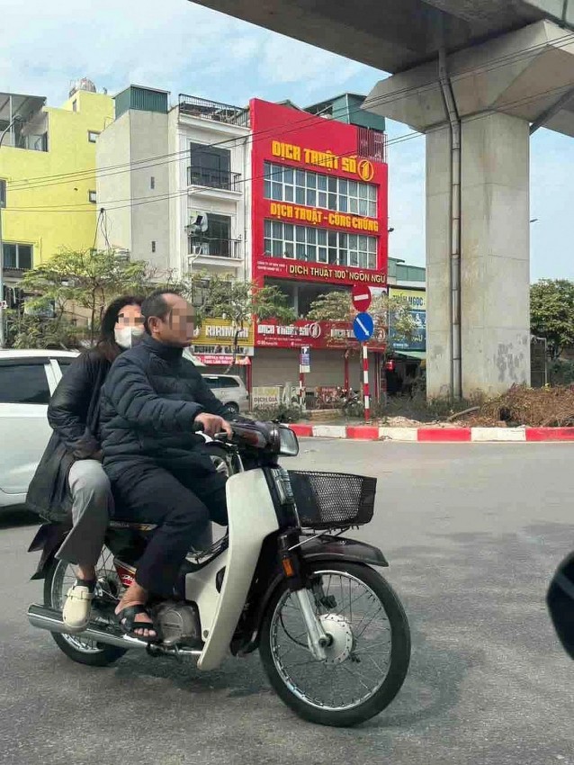 Hình ảnh ông N.P.H. và vợ đi xe máy không đội mũ bảo hiểm bị người dân ghi lại, phản ánh đến cơ quan chức năng