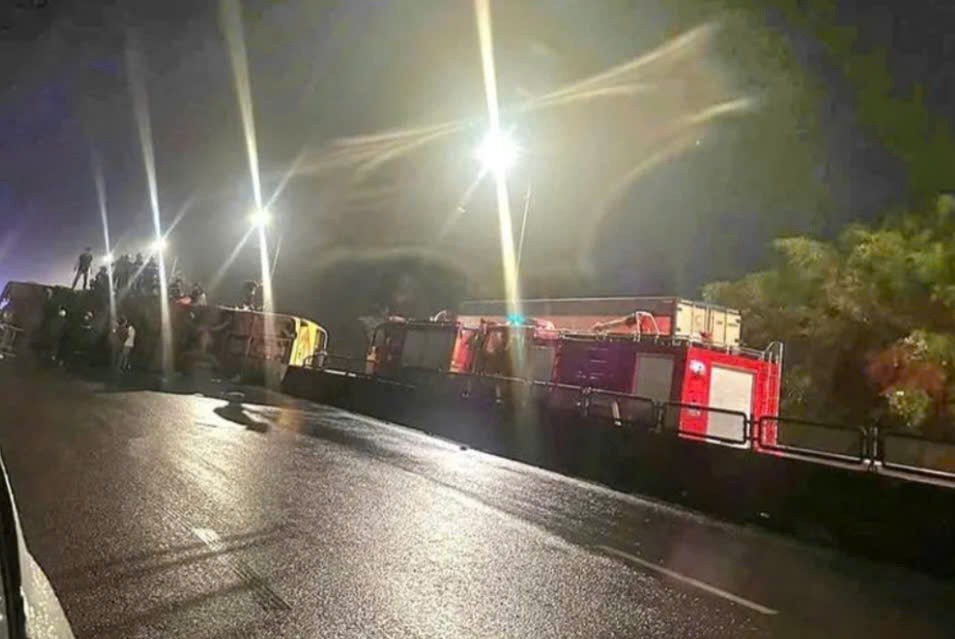 Lật xe khách lật trên QL1 đoạn qua thị xã Sông Cầu khiến 3 người tử vong