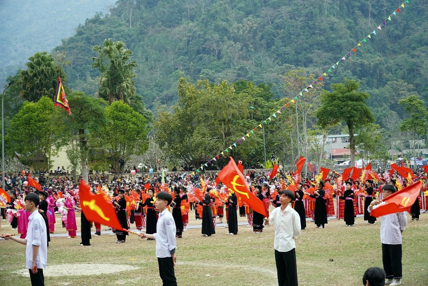 Hàng nghìn người tham gia lễ hội Lồng Tông ở Lâm Bình