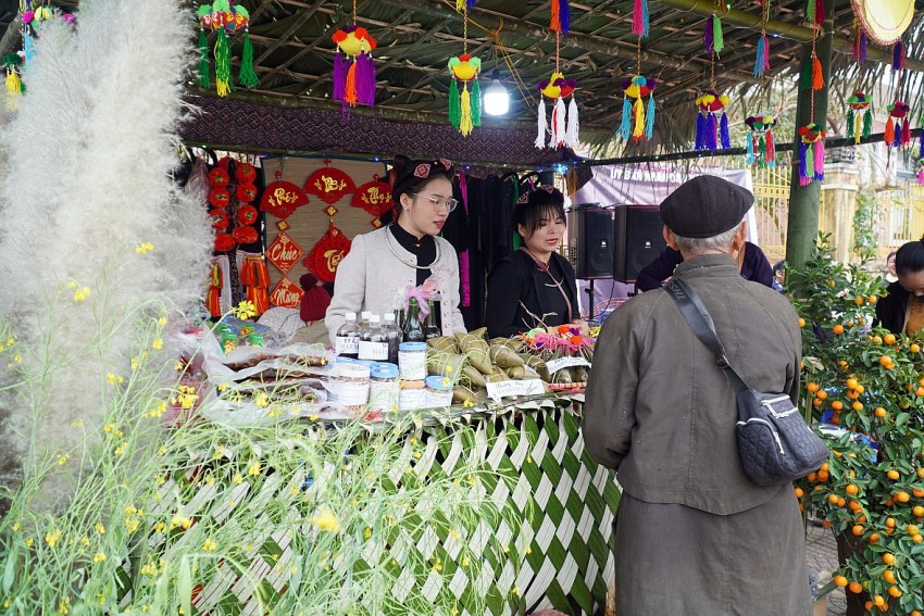 Hàng nghìn người tham gia lễ hội Lồng Tông ở Lâm Bình