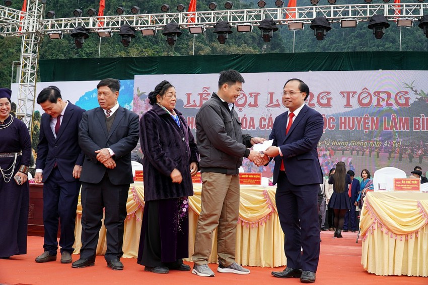 Hàng nghìn người tham gia lễ hội Lồng Tông ở Lâm Bình