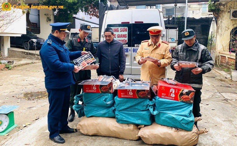 Lạng Sơn: Phát hiện, bắt giữ vụ vận chuyển 270 kg xúc xích không rõ nguồn gốc Lạng Sơn: Phát hiện, bắt giữ vụ vận chuyển 270 kg xúc xích không rõ nguồn gốc
