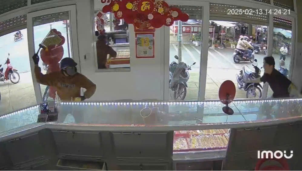 Khen thưởng các tập thể phá nhanh vụ án cướp tiệm vàng ở Lâm Đồng