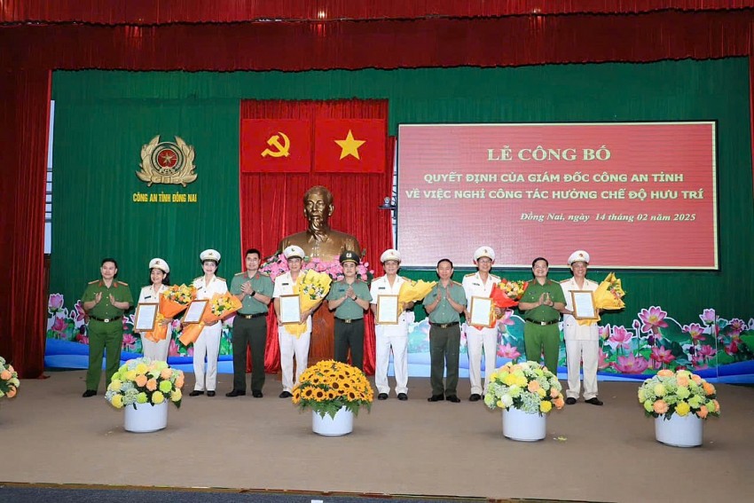 Công an Đồng Nai trao quyết định nghỉ hưu trước tuổi cho 13 lãnh đạo cấp phòng Công an Đồng Nai trao quyết định nghỉ hưu trước tuổi cho 13 lãnh đạo cấp phòng