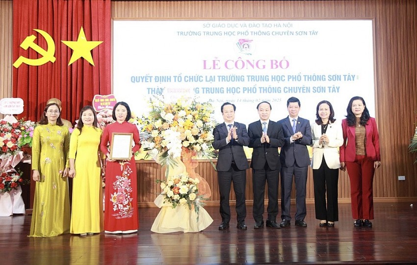 Lãnh đạo Sở GD&ĐT Hà Nội trao quyết định của UBND TP Hà Nội về việc tổ chức lại Trường THPT Sơn Tây thành trường chuyên. (Ảnh: KTĐT) Lãnh đạo Sở GD&ĐT Hà Nội trao quyết định của UBND TP Hà Nội về việc tổ chức lại Trường THPT Sơn Tây thành trường chuyên. (Ảnh: KTĐT)