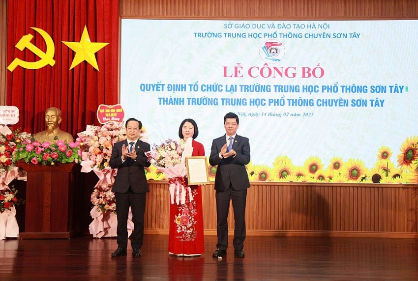 Lãnh đạo Sở GD&ĐT trao quyết định cho bà Phạm Thị Huyền - Phó Hiệu trưởng phụ trách Trường THPT chuyên Sơn Tây. Lãnh đạo Sở GD&ĐT trao quyết định cho bà Phạm Thị Huyền - Phó Hiệu trưởng phụ trách Trường THPT chuyên Sơn Tây.