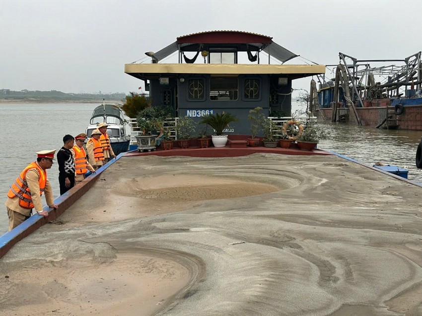 Lực lượng chức năng kiểm tra tàu khai thác cát trái phép.
