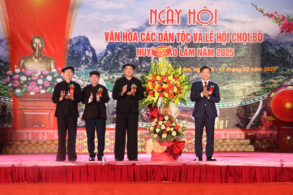 Khai mạc Ng&agrave;y hội Văn h&oacute;a c&aacute;c d&acirc;n tộc v&agrave; lễ hội chọi b&ograve; huyện Bảo L&acirc;m năm 2025 - B&aacute;o Cao Bằng điện tử