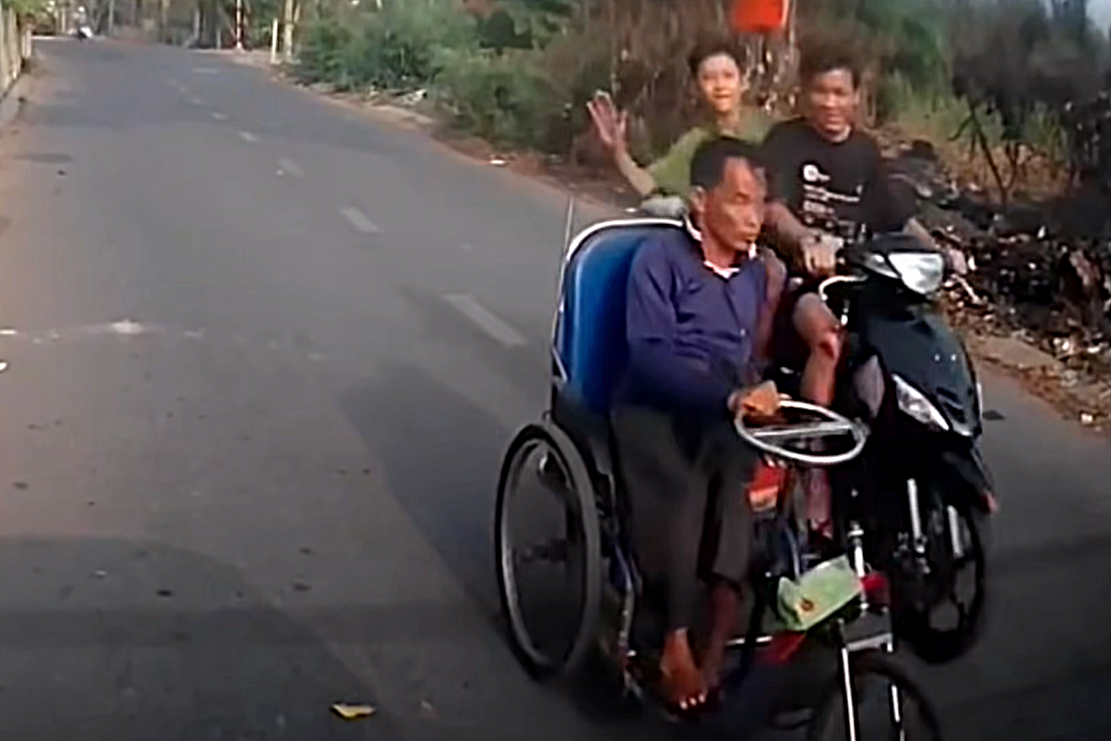 Xác minh, xử lý vụ 2 thanh niên đánh vào đầu người đàn ông ngồi xe lăn