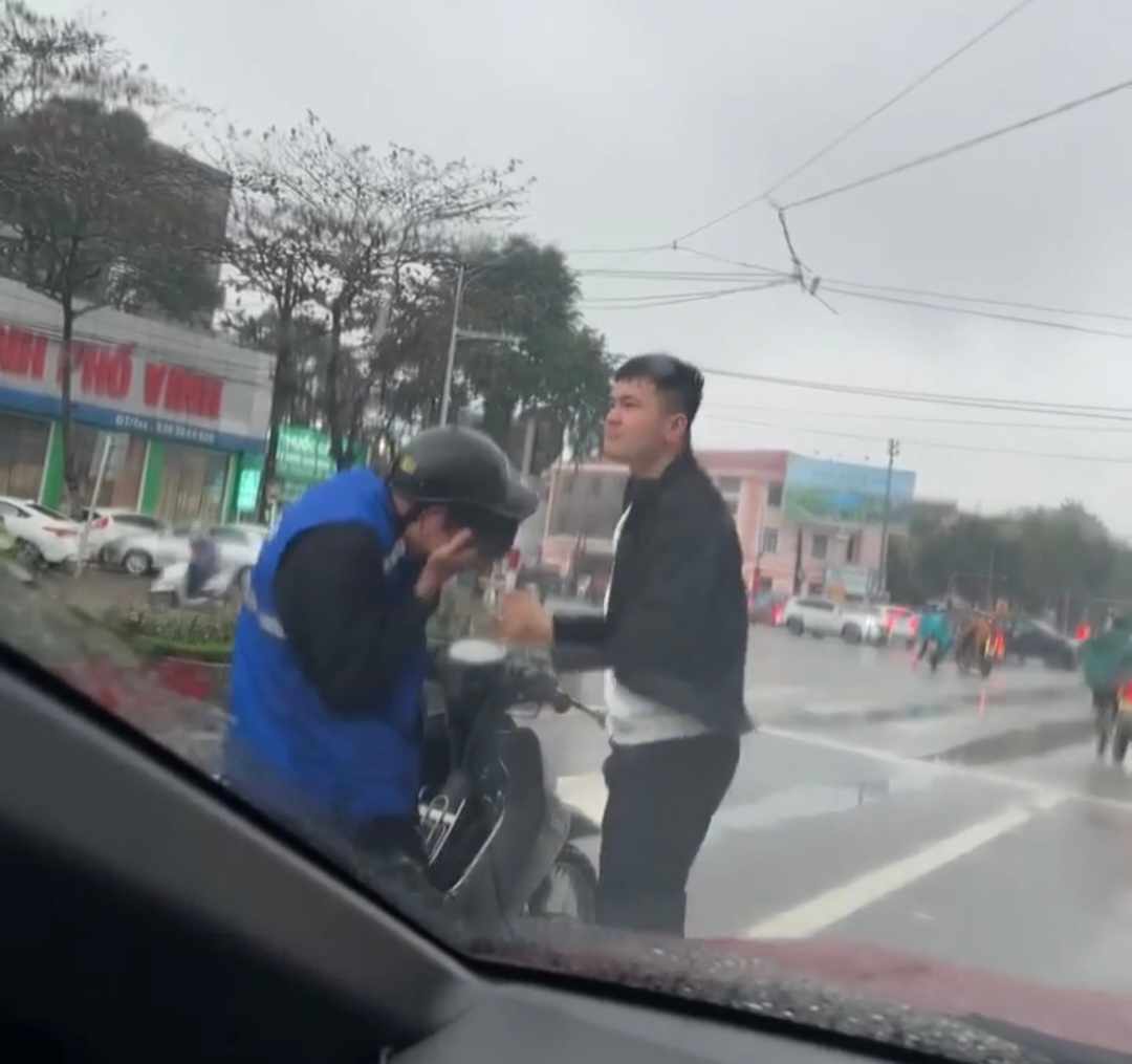 Nam shipper bị đánh liên tục vào mặt - Ảnh cắt từ video. Nam shipper bị đánh liên tục vào mặt - Ảnh cắt từ video.