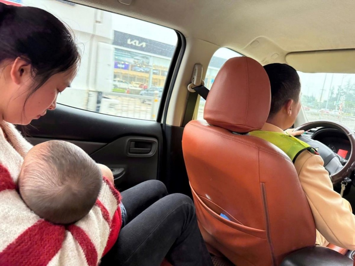 CSGT kịp thời hỗ trợ đưa cháu bé đến bệnh viện cấp cứu.