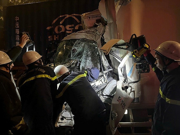 Lực lượng Cảnh sát PCCC&CNCH đã sử dụng các trang thiết bị cứu hộ tiến hành cắt, phá cửa cabin và đưa lái xe mắc kẹt ra ngoài an toàn.