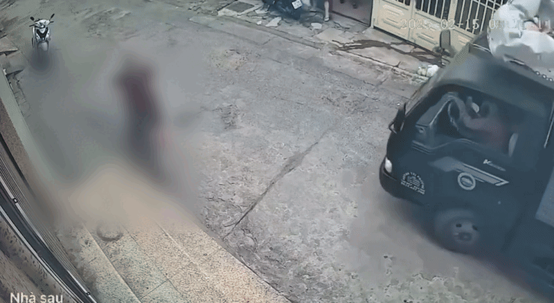 Khoảnh khắc chiếc xe tông thẳng vào người phụ nữ