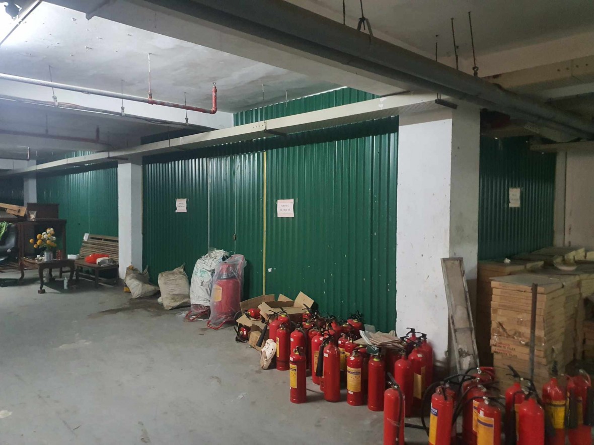 Một số khu vực tầng hầm được vây tôn làm nhà kho.