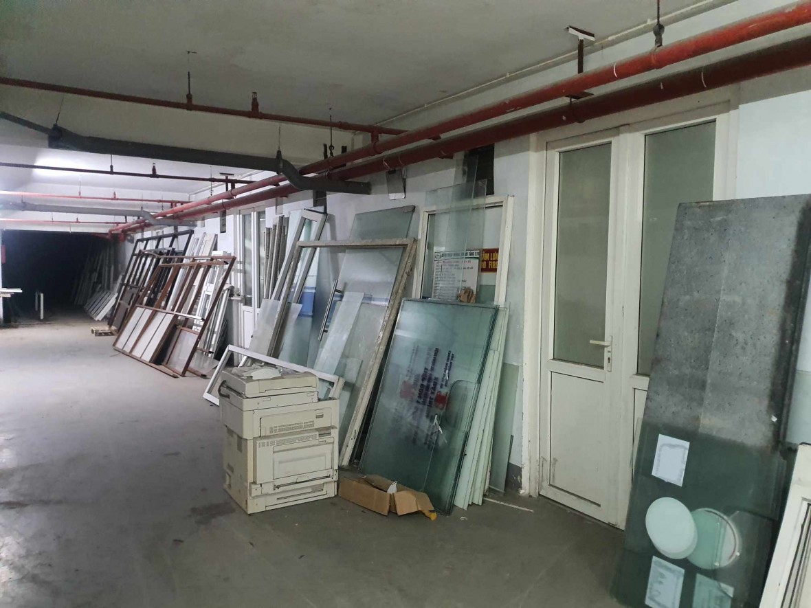 Ga ra để xe được sử dụng làm kho chứa hồ sơ.