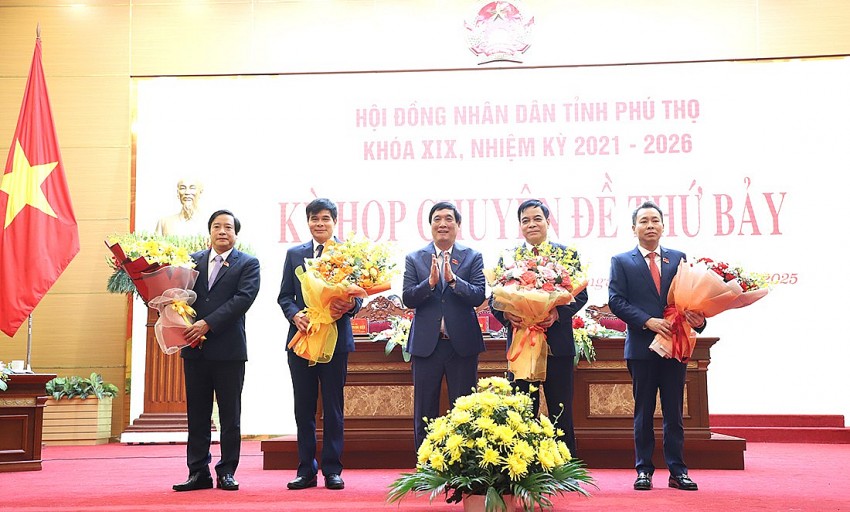 Bí thư Tỉnh ủy, Chủ tịch HĐND tỉnh Bùi Minh Châu chúc mừng các đồng chí được bầu giữ chức vụ mới và chia tay các đồng chí nghỉ, chuyển công tác.