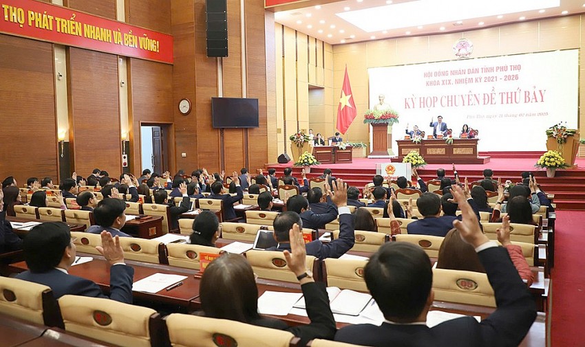 Đại biểu HĐND tỉnh biểu quyết thông qua các Nghị quyết.