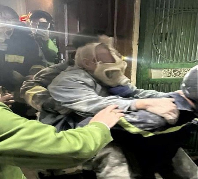 Giải cứu cụ ông thoát khỏi đám cháy. Giải cứu cụ ông thoát khỏi đám cháy.