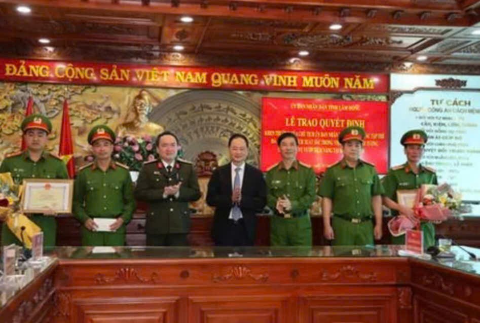 Khen thưởng các tập thể phá nhanh vụ án cướp tiệm vàng ở Lâm Đồng