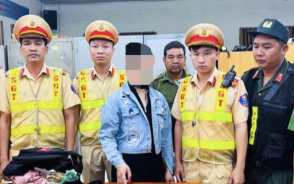 CSGT phát hiện nữ giao hàng dùng xe máy giao ma túy đá cho khách