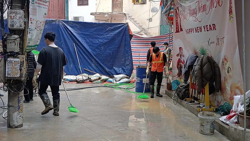 Đã khắc phục cơ bản sự cố bùn phun lên tại ngõ 7, phố Giang Văn Minh