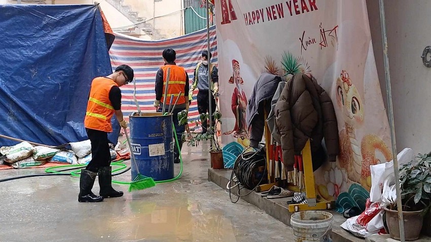 Đã khắc phục cơ bản sự cố bùn phun lên tại ngõ 7, phố Giang Văn Minh