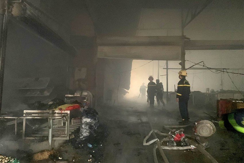 Lửa lớn thiêu rụi chợ Trung Môn Hiện trường vụ cháy tại Chợ Trung Môn. (Ảnh: BTQ)