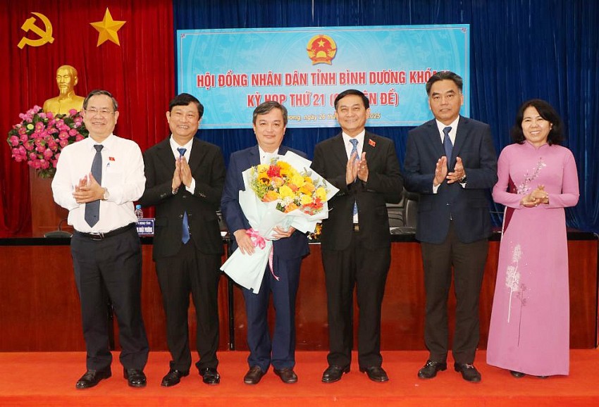 Lãnh đạo tỉnh tặng hoa chúc mừng ông Bùi Minh Trí