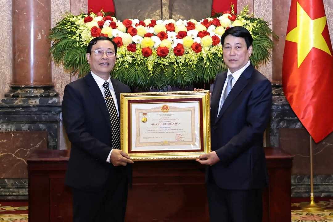 Nghệ An hiện có 12 Thầy thuốc Nhân dân