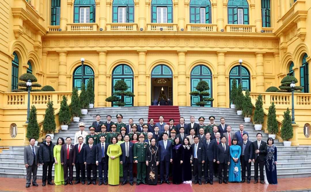 Chủ tịch nước Lương Cường cùng các đại biểu và các cá nhân được trao Danh hiệu “Thầy thuốc Nhân dân” năm 2024.