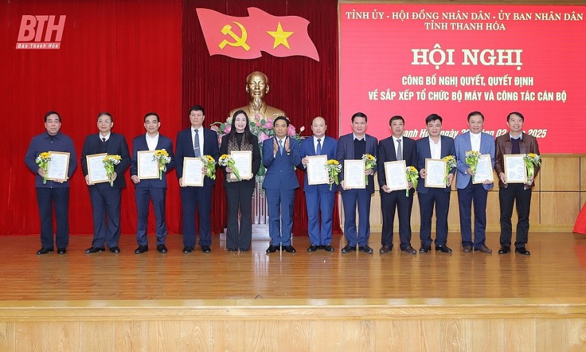 Bí thư Tỉnh ủy Nguyễn Doãn Anh trao quyết định và tặng hoa chúc mừng các đồng chí vừa nhận nhiệm vụ mới. Bí thư Tỉnh ủy Nguyễn Doãn Anh trao quyết định và tặng hoa chúc mừng các đồng chí vừa nhận nhiệm vụ mới.