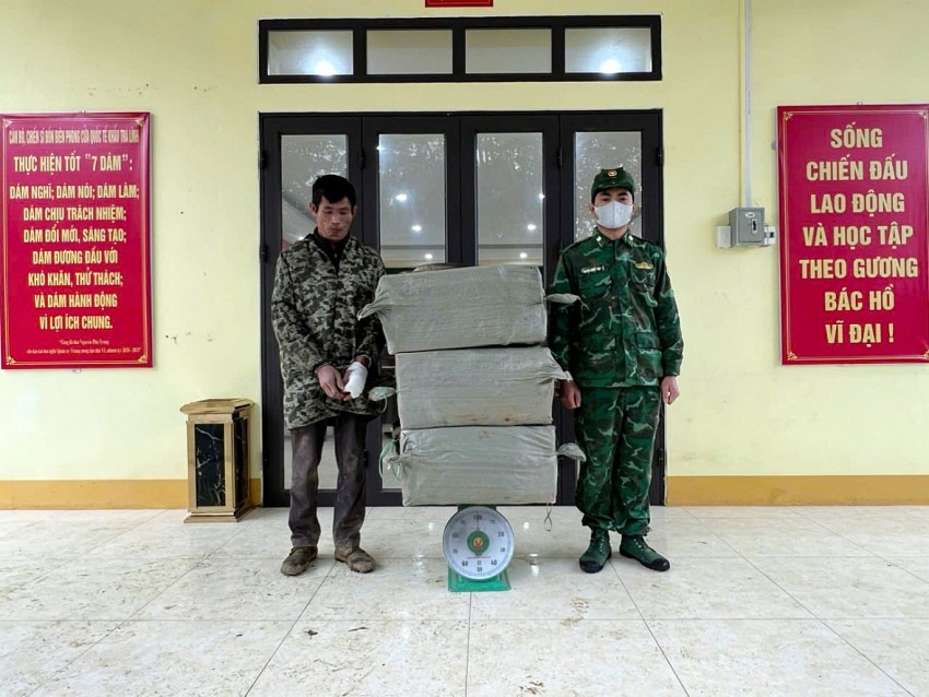 Bắt giữ đối tượng vận chuyển trái phép pháo qua biên giới Cao Bằng