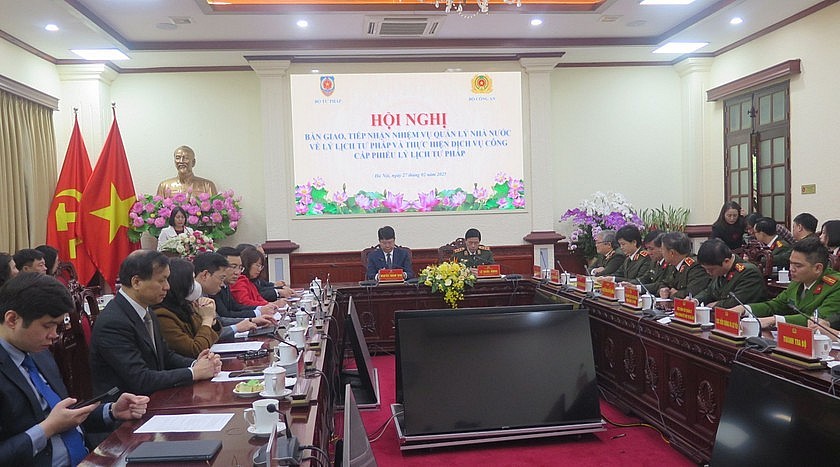 Bộ Tư pháp bàn giao nhiệm vụ quản lý Nhà nước về lý lịch tư pháp Bộ Tư pháp bàn giao nhiệm vụ quản lý Nhà nước về lý lịch tư pháp