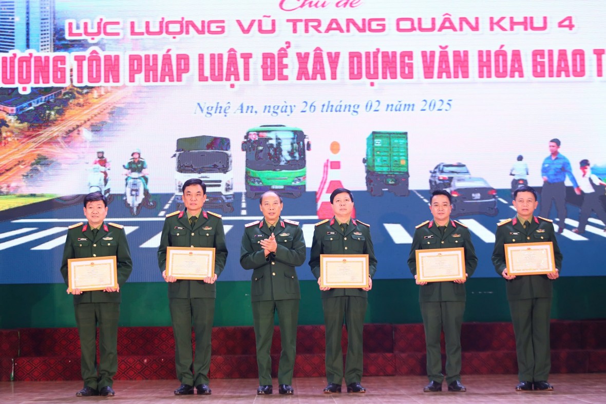 Lan toả tinh thần “Thượng tôn pháp luật để xây dựng văn hóa giao thông” trong LLVT Quân khu 4 Lan toả tinh thần “Thượng tôn pháp luật để xây dựng văn hóa giao thông” trong LLVT Quân khu 4