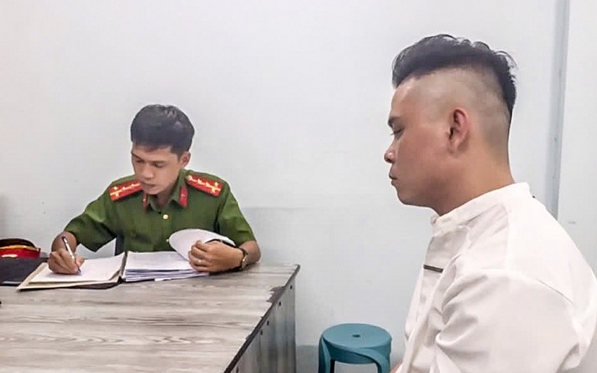 Tưởng Chí Huy tại cơ quan điều tra. Tưởng Chí Huy tại cơ quan điều tra.