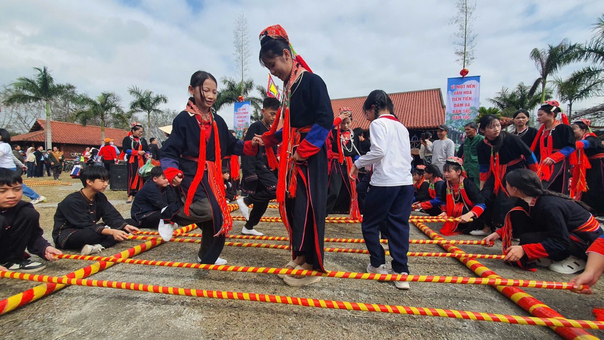 Rộn ràng Hội làng Bằng Cả của người Dao Thanh Y