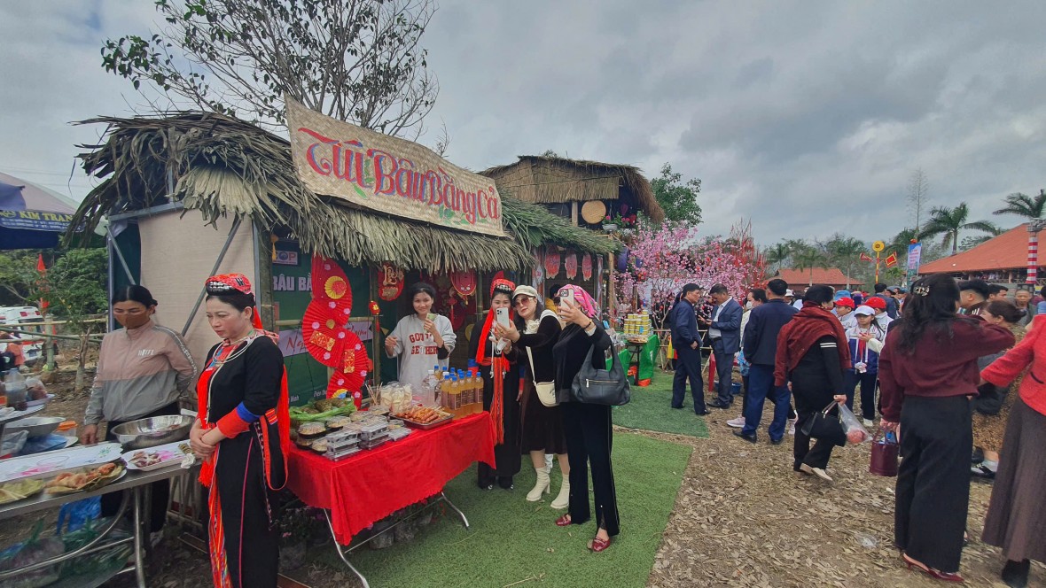 Rộn ràng Hội làng Bằng Cả của người Dao Thanh Y