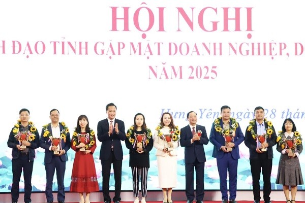 Hưng Yên trao Cúp Phố Hiến cho các doanh nghiệp, doanh nhân tiêu biểu Hưng Yên trao Cúp Phố Hiến cho các doanh nghiệp, doanh nhân tiêu biểu