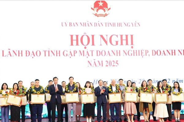 Hưng Yên trao Cúp Phố Hiến cho các doanh nghiệp, doanh nhân tiêu biểu Hưng Yên trao Cúp Phố Hiến cho các doanh nghiệp, doanh nhân tiêu biểu