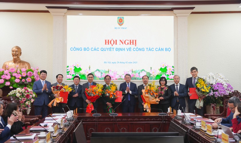 Đảng uỷ, Lãnh đạo Bộ Tư pháp tặng hoa chúc mừng các đồng chí nhận quyết định bổ nhiệm. Đảng uỷ, Lãnh đạo Bộ Tư pháp tặng hoa chúc mừng các đồng chí nhận quyết định bổ nhiệm.