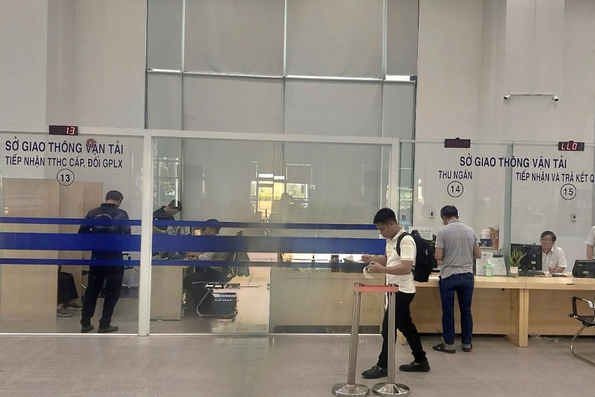 Phòng CSGT tỉnh tiếp nhận, giải quyết thủ tục cấp, đổi, cấp lại giấy phép lái xe cho người dân tại quầy số 13, 14 tại Trung tâm phục vụ hành chính công tỉnh Bình Dương (địa chỉ tầng 1, Tháp B, Trung tâm hành chính tỉnh, phường Hòa Phú, TP. Thủ Dầu Một, tỉnh Bình Dương). Phòng CSGT tỉnh tiếp nhận, giải quyết thủ tục cấp, đổi, cấp lại giấy phép lái xe cho người dân tại quầy số 13, 14 tại Trung tâm phục vụ hành chính công tỉnh Bình Dương (địa chỉ tầng 1, Tháp B, Trung tâm hành chính tỉnh, phường Hòa Phú, TP. Thủ Dầu Một, tỉnh Bình Dương).