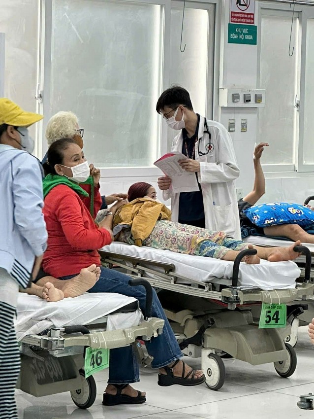 Bác sĩ tiếp nhận và khám bệnh cho bệnh nhân. Bác sĩ tiếp nhận và khám bệnh cho bệnh nhân.