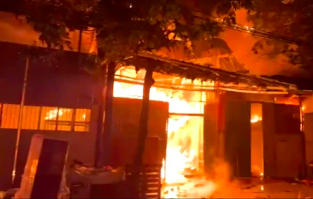 100 cảnh sát gồng mình khống chế đám cháy tại 5 hộ gia đình ở Vĩnh Phúc