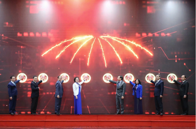 Bộ trưởng Phạm Thị Thanh Trà cùng các Thứ trưởng thực hiện nghi lễ bấm nút ra mắt Bộ Nội vụ mới Bộ trưởng Phạm Thị Thanh Trà cùng các Thứ trưởng thực hiện nghi lễ bấm nút ra mắt Bộ Nội vụ mới